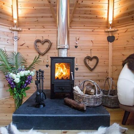 Romantic Treehouse With Hot Tub & Bbq Lodge Praze an Beeble Екстериор снимка