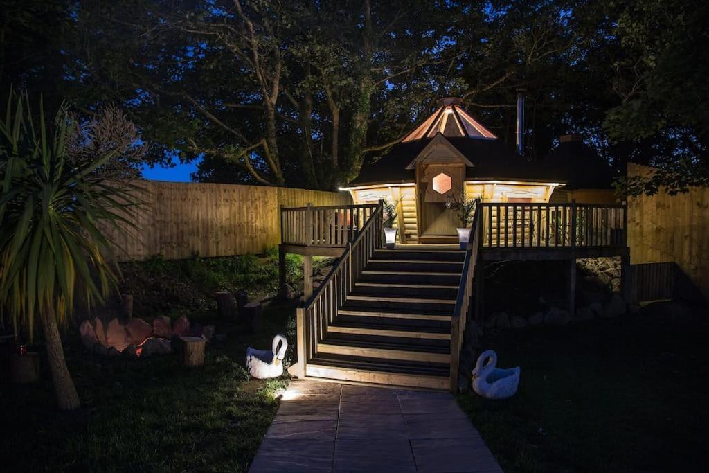 Romantic Treehouse With Hot Tub & Bbq Lodge Praze an Beeble Екстериор снимка