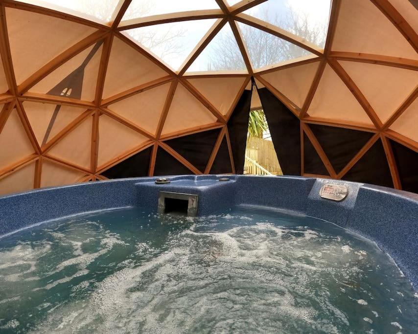 Romantic Treehouse With Hot Tub & Bbq Lodge Praze an Beeble Екстериор снимка