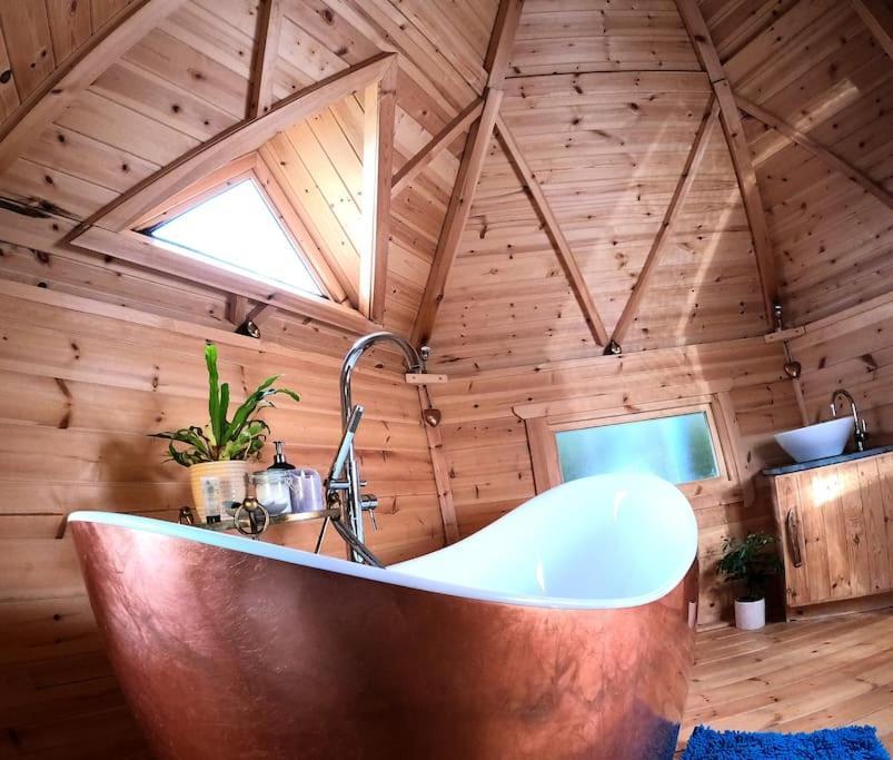 Romantic Treehouse With Hot Tub & Bbq Lodge Praze an Beeble Екстериор снимка