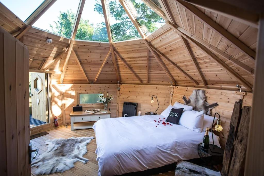 Romantic Treehouse With Hot Tub & Bbq Lodge Praze an Beeble Екстериор снимка