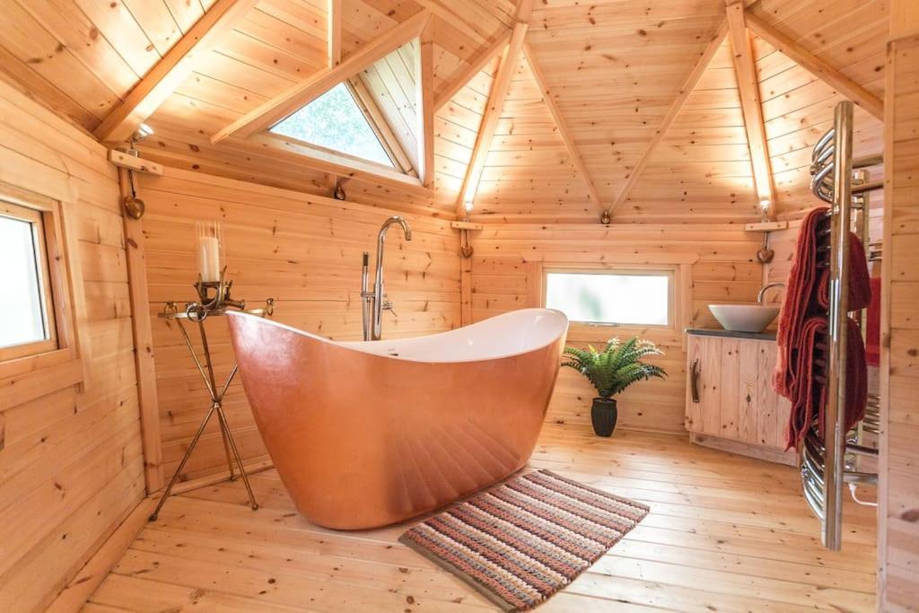 Romantic Treehouse With Hot Tub & Bbq Lodge Praze an Beeble Екстериор снимка