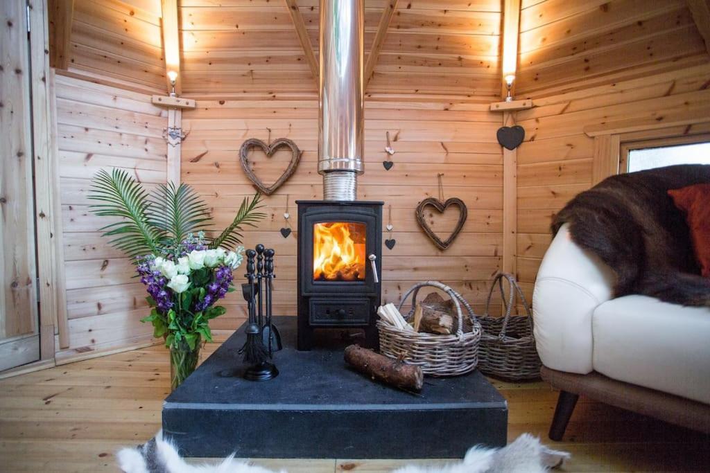 Romantic Treehouse With Hot Tub & Bbq Lodge Praze an Beeble Екстериор снимка